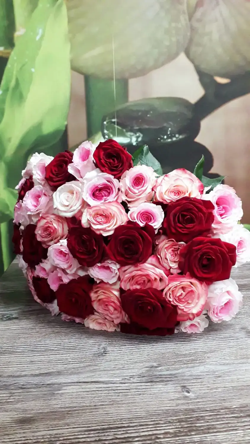 Букет из 51 красных белых и розовых роз